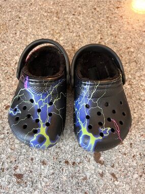 CROCS Kids Black Lightning Print Fuzzy Lined Clogs